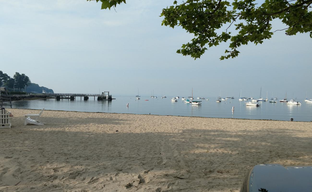 Photo de Pear Tree Beach avec sable lumineux de surface