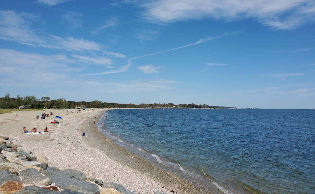 Photo de Sherwood Beach avec sable beige & galets de surface
