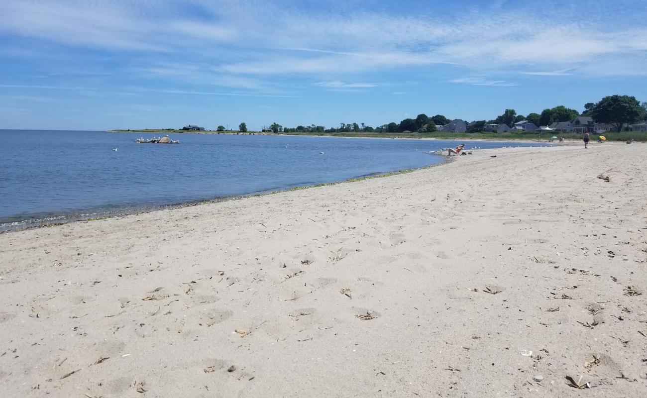Photo de Short Beach avec sable beige de surface