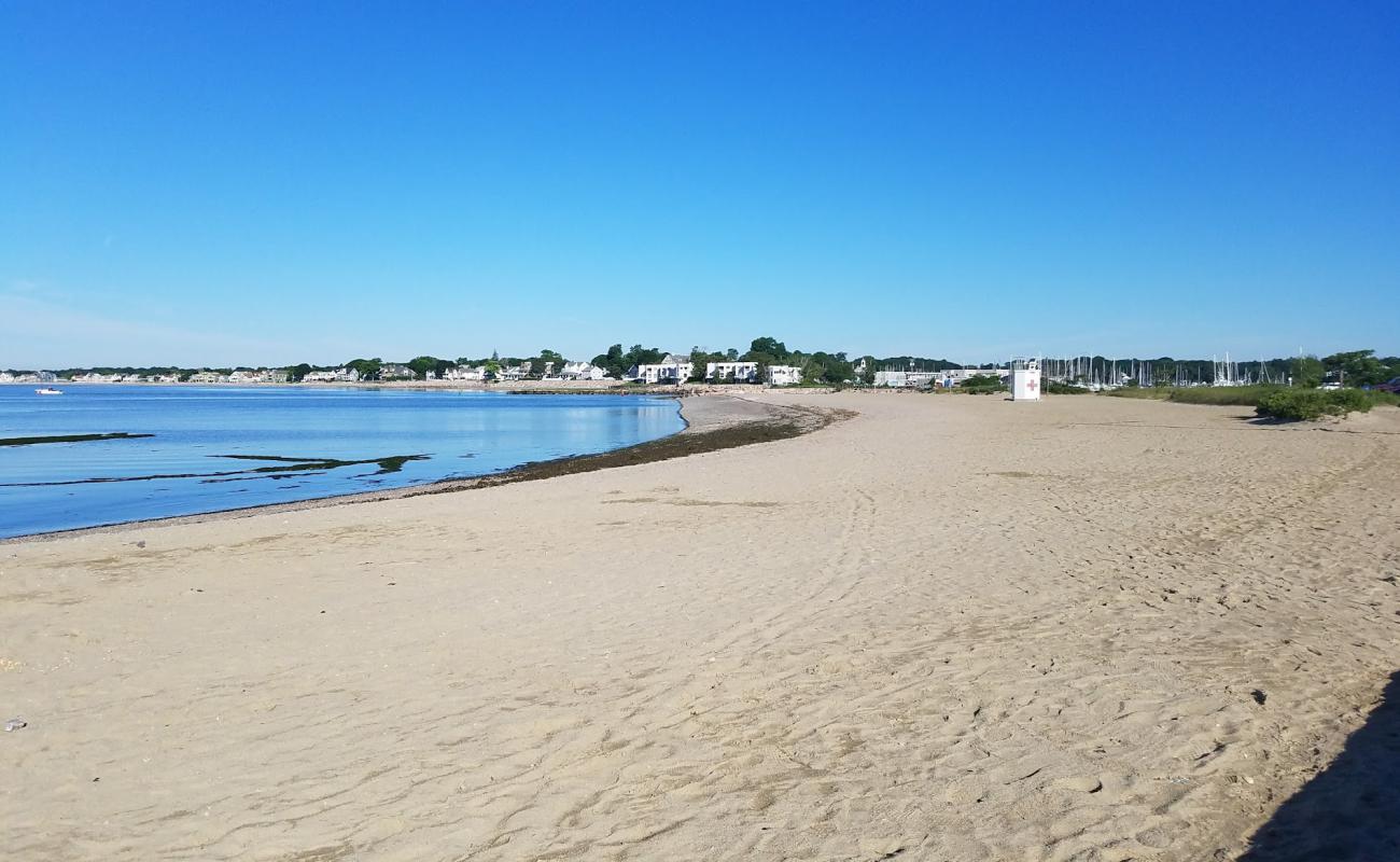 Photo de Gulf Beach avec sable beige & galets de surface