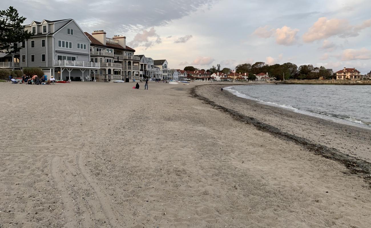 Photo de Burwells Beach avec sable gris de surface