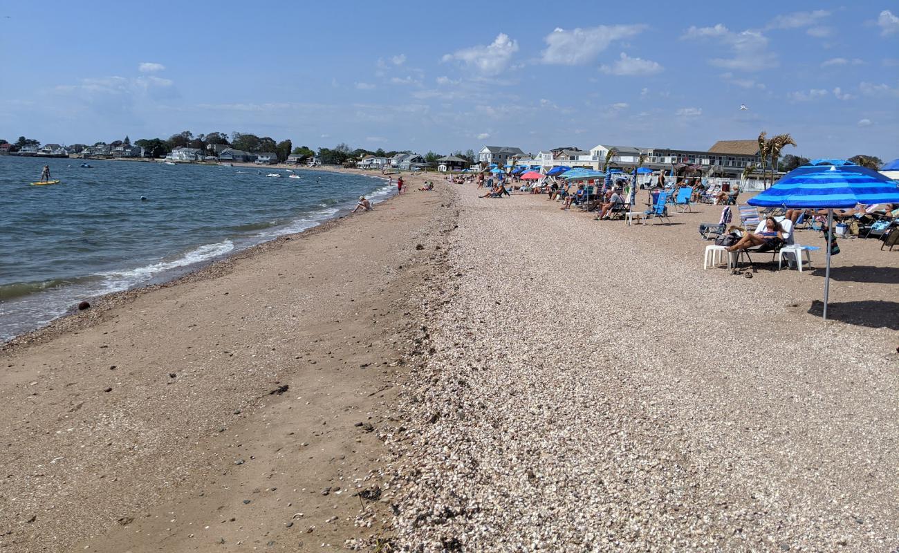 Photo de Silver Sands Beach avec sable beige & galets de surface
