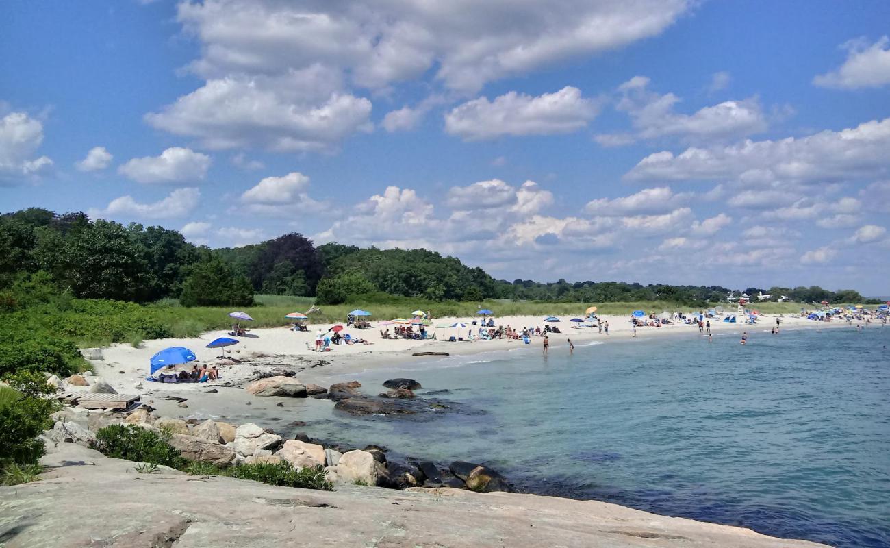 Photo de Waterford Beach avec sable beige fin de surface