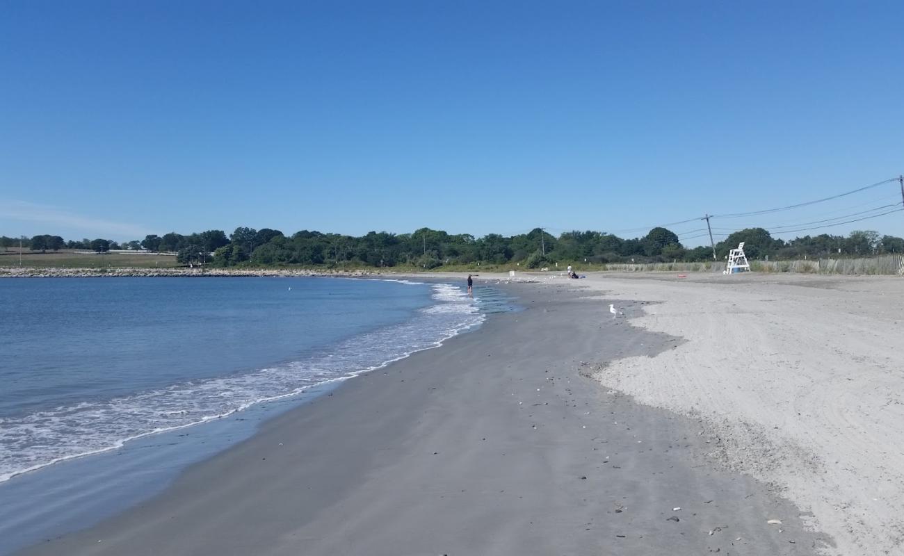 Photo de Mackeral Cove Beach avec sable gris de surface