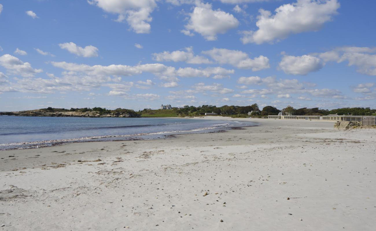 Photo de Bailey Beach avec sable lumineux de surface