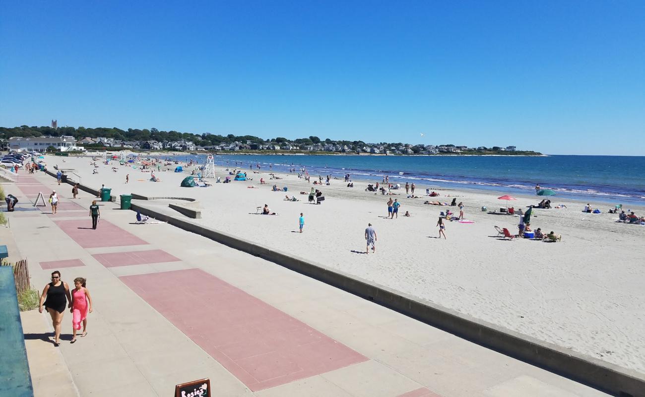 Photo de Easton's Beach avec sable lumineux de surface