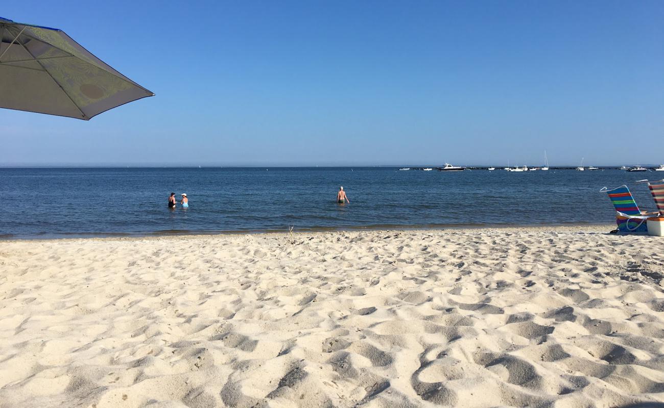 Photo de Round Hill Town Beach avec sable beige de surface