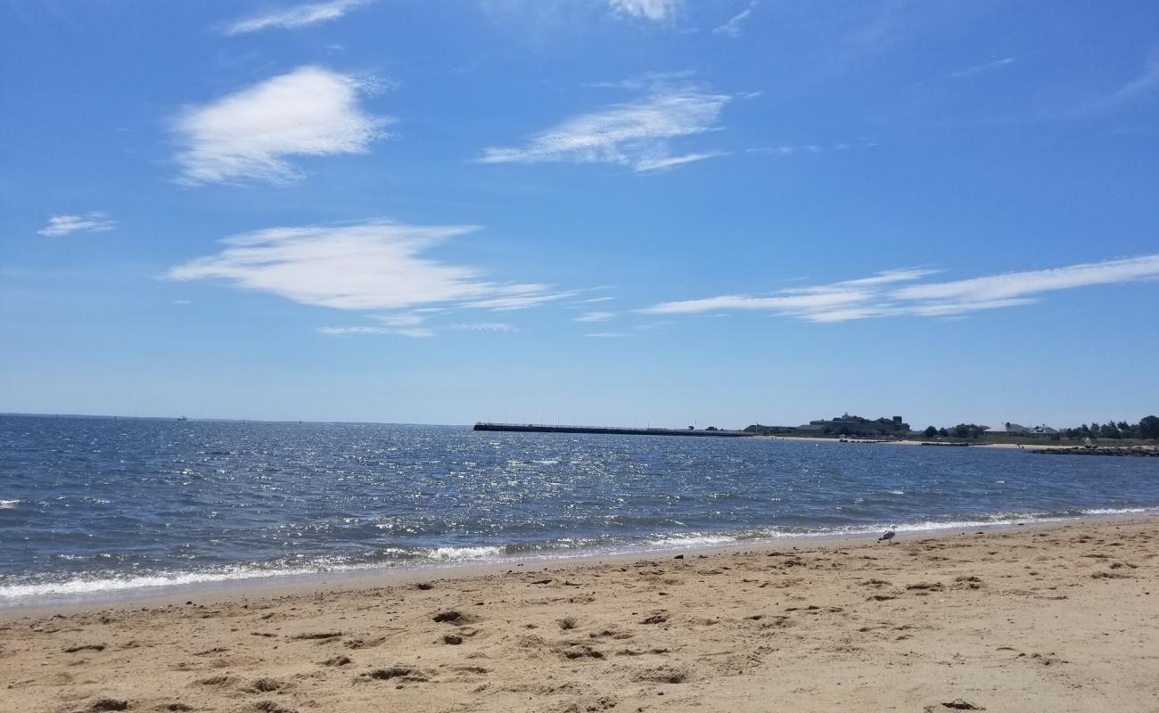 Photo de East Beach avec sable beige de surface