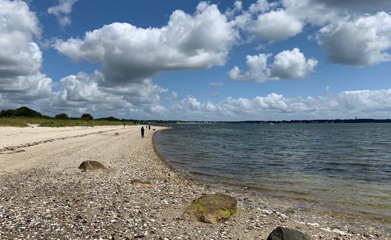 Photo de Fort Phoenix Beach avec sable beige & galets de surface