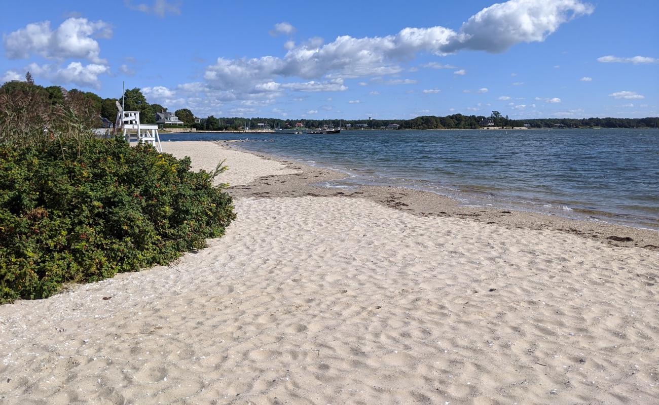 Photo de Silvershell Beach avec sable lumineux de surface