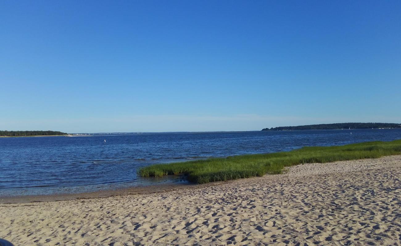 Photo de Swift's Beach avec sable lumineux de surface