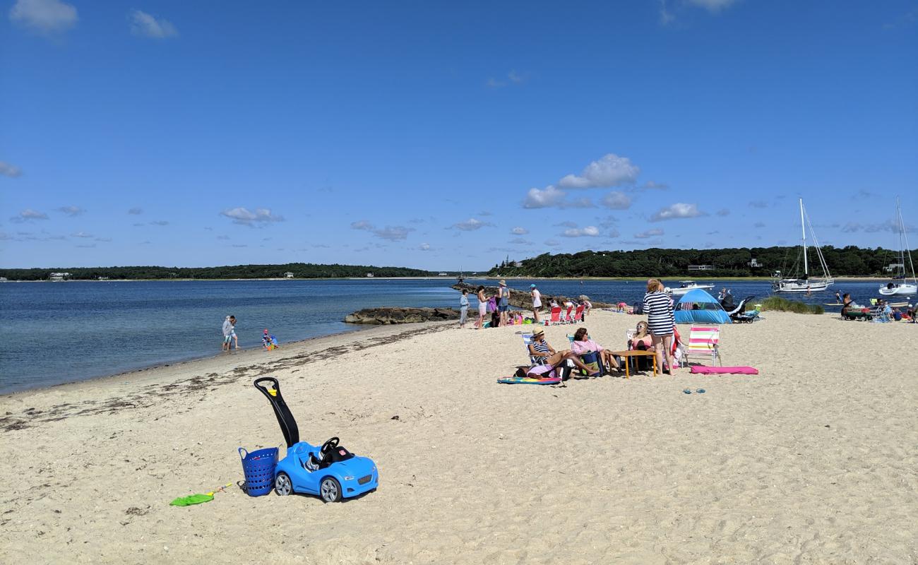Photo de Megansett Beach avec sable beige de surface