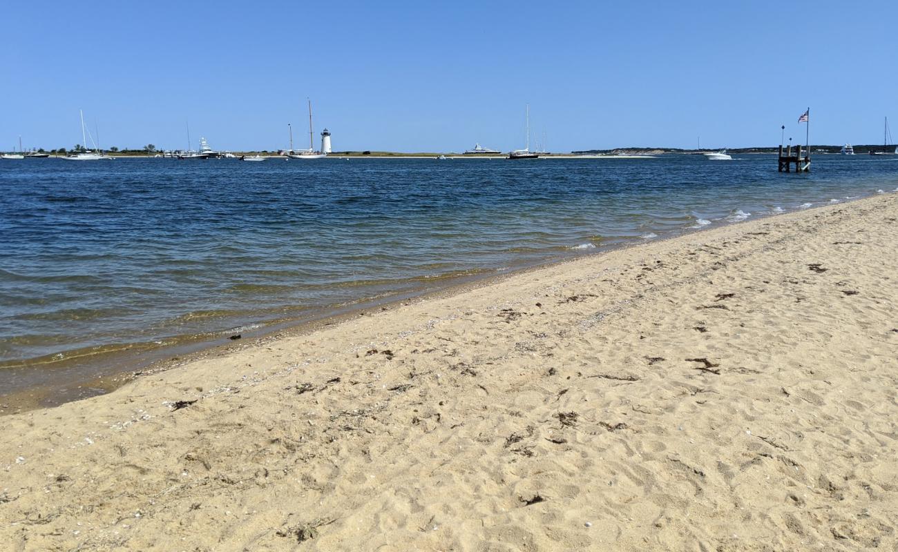 Photo de Chappaquiddick Beach avec sable beige & galets de surface