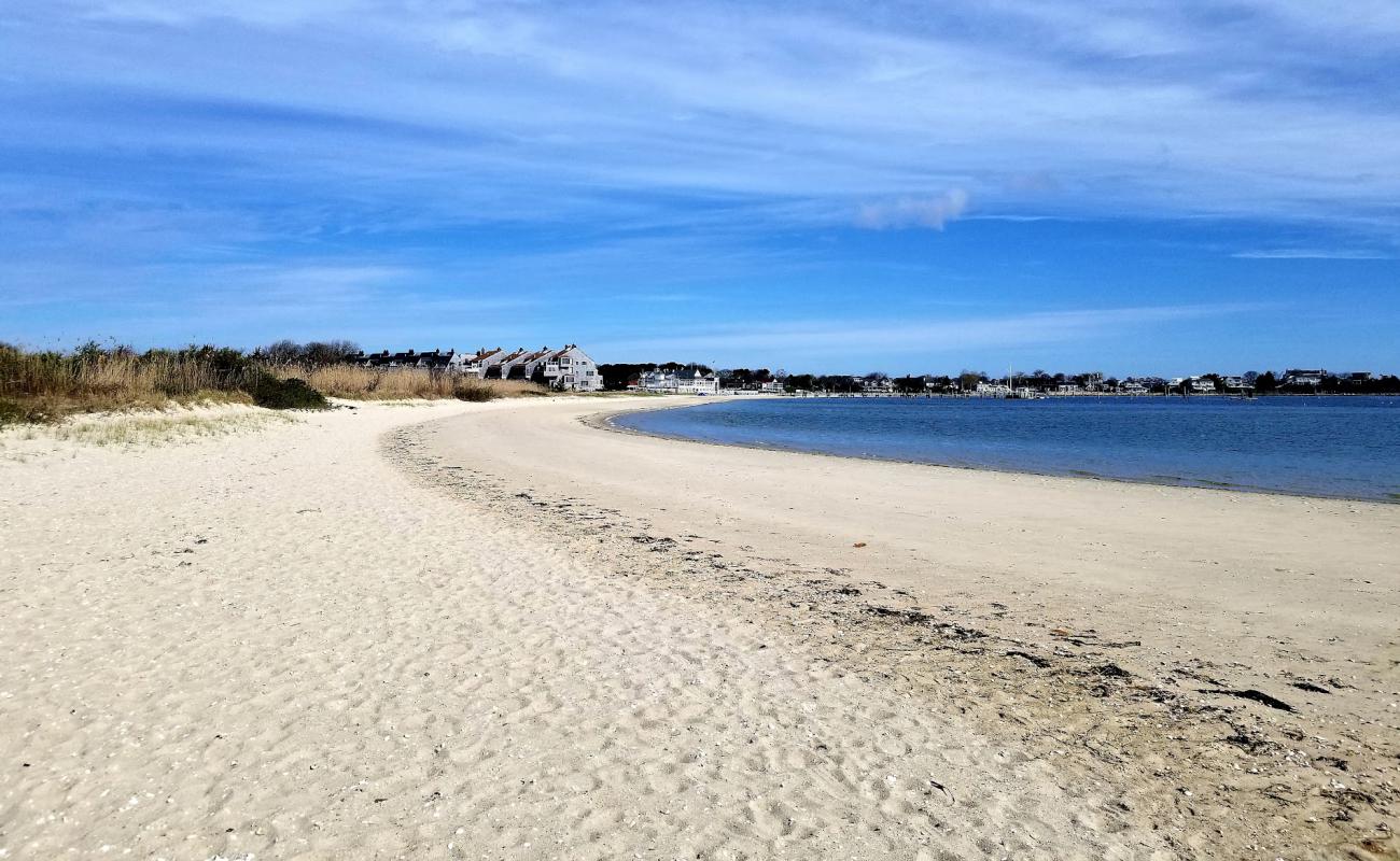 Photo de Kalmus Park Beach avec sable lumineux de surface