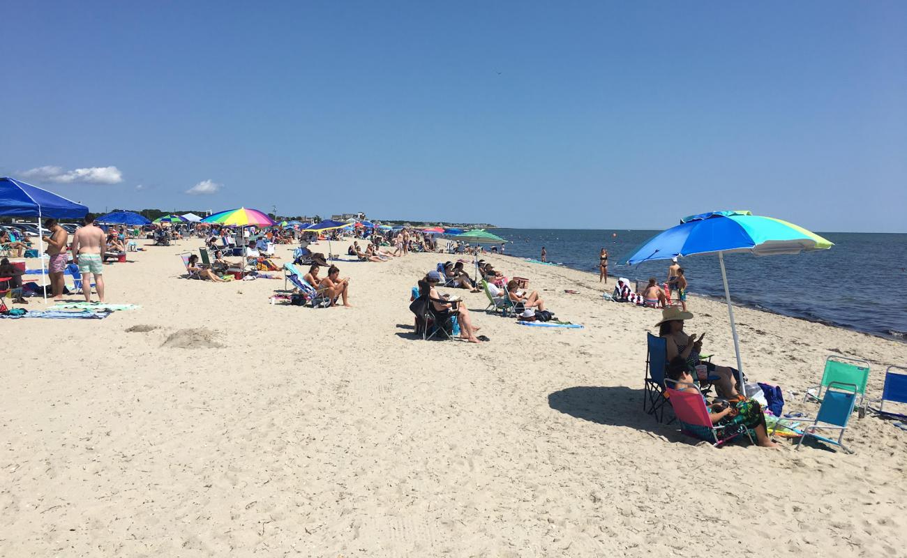 Photo de West Dennis Beach avec sable beige de surface