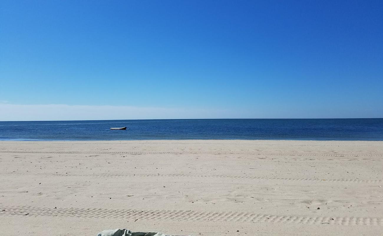 Photo de South Village Beach avec sable lumineux de surface