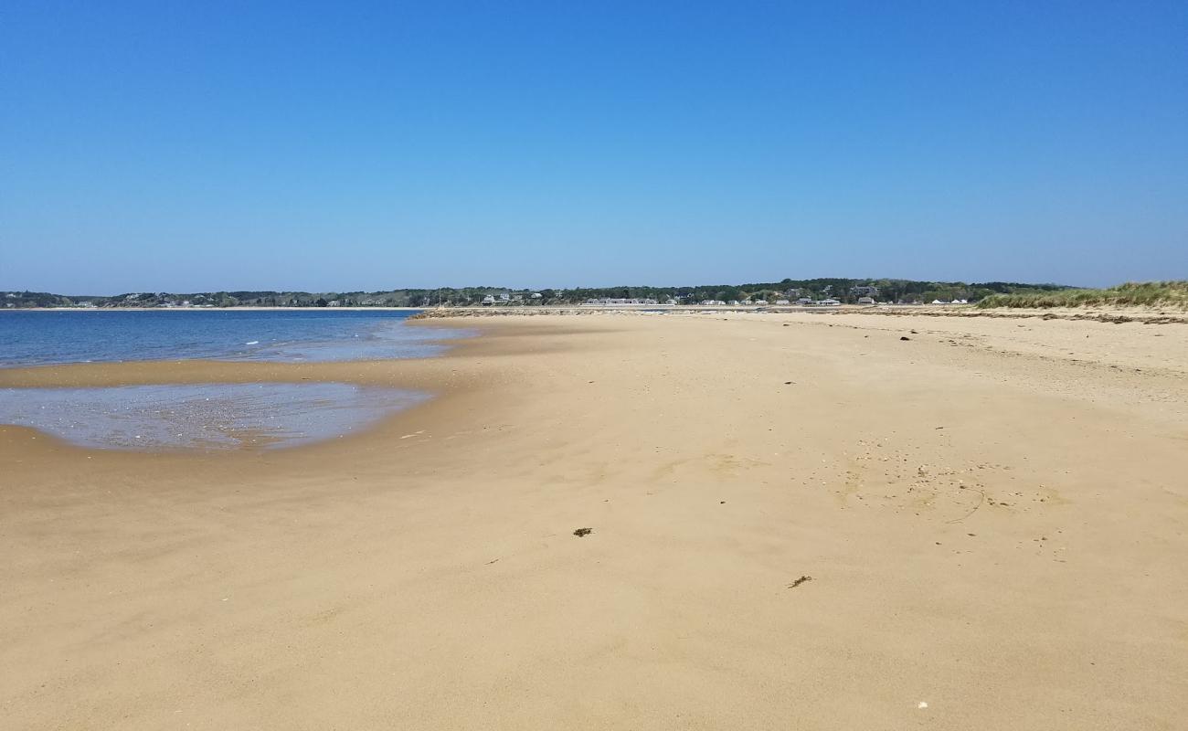 Photo de Indian Neck beach avec sable lumineux de surface