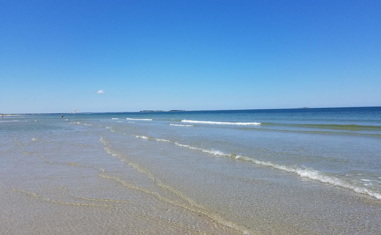 Photo de Plymouth Long Beach avec sable clair avec caillou de surface