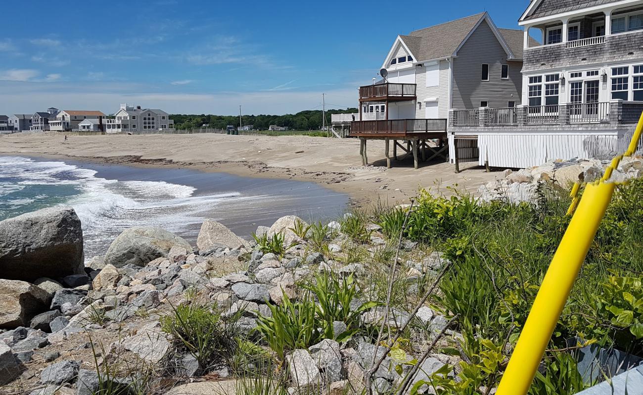 Photo de Peggotty beach avec sable beige & pierres de surface