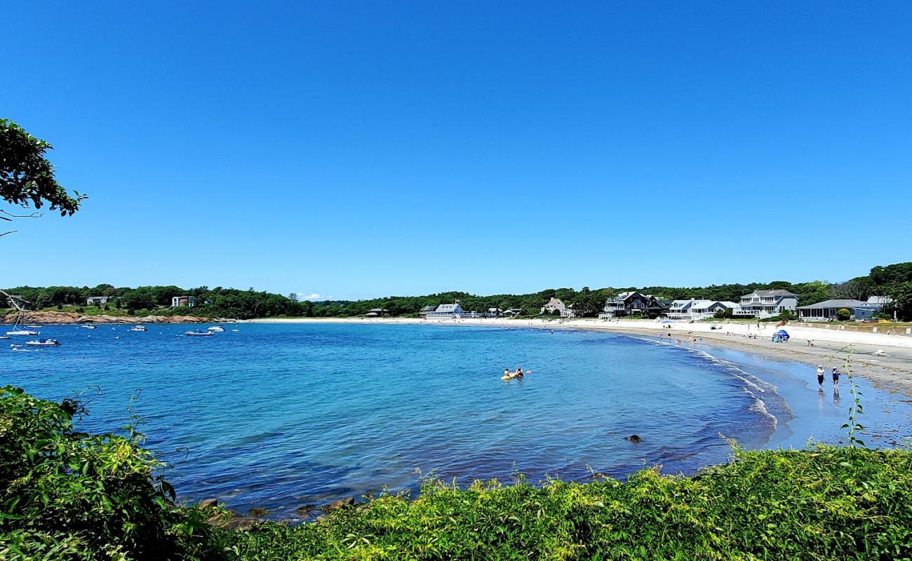 Photo de Gray beach avec sable beige & galets de surface