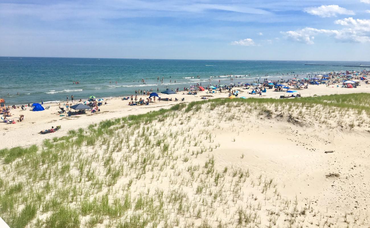 Photo de Hampton beach avec sable beige fin de surface
