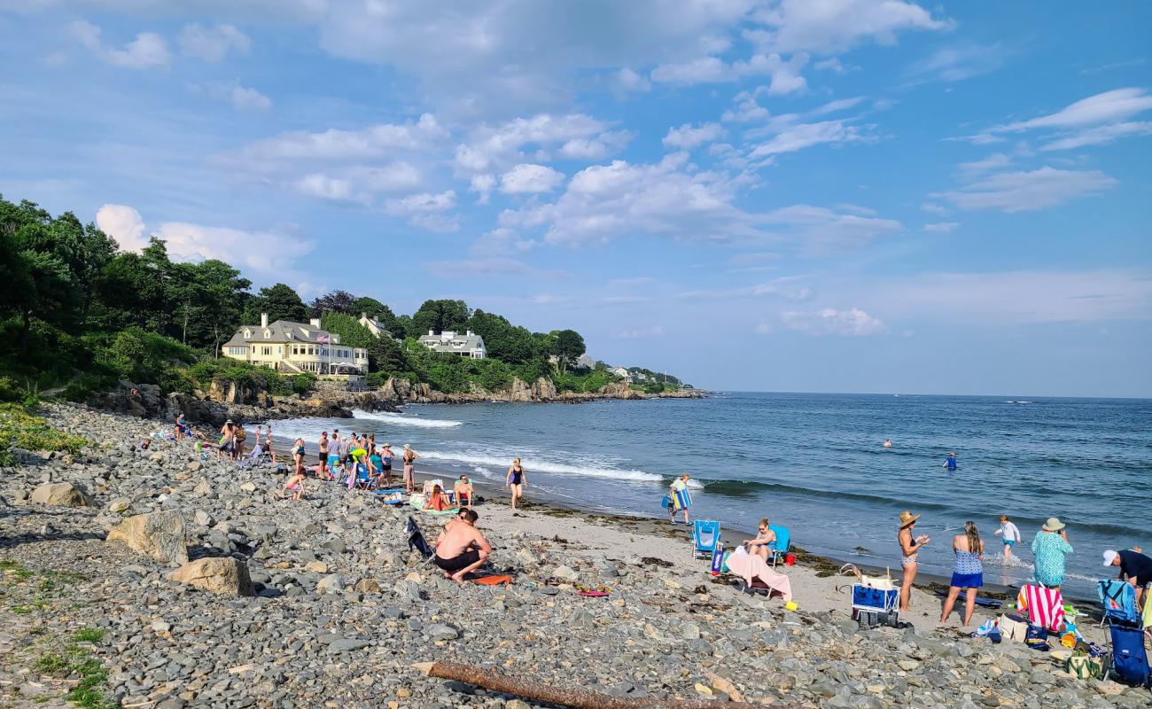 Photo de York Harbor beach avec sable gris & rochers de surface