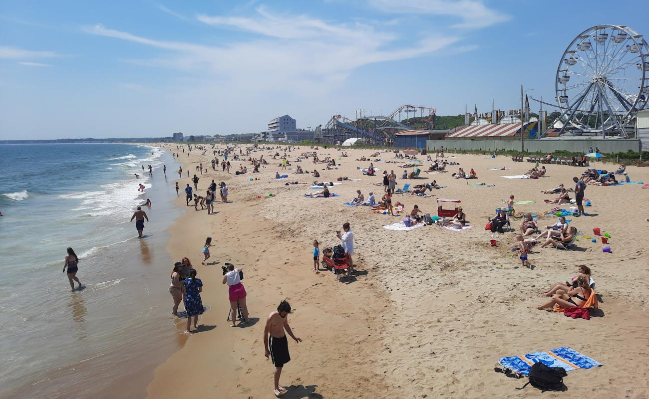 Photo de Old Orchard beach avec sable beige fin de surface