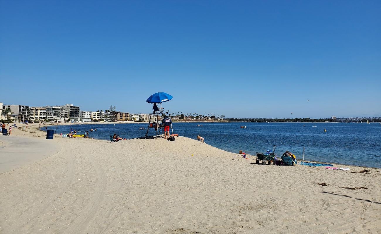 Photo de Sail bay beach avec sable lumineux de surface