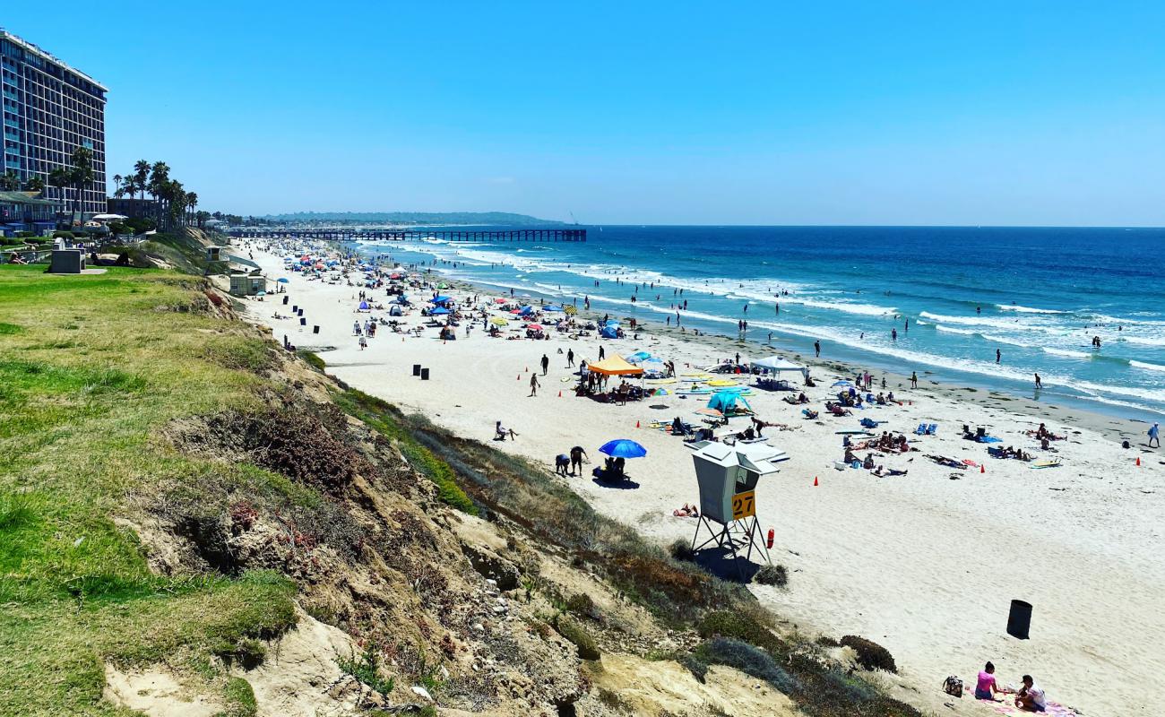 Photo de Pacific beach avec sable beige de surface