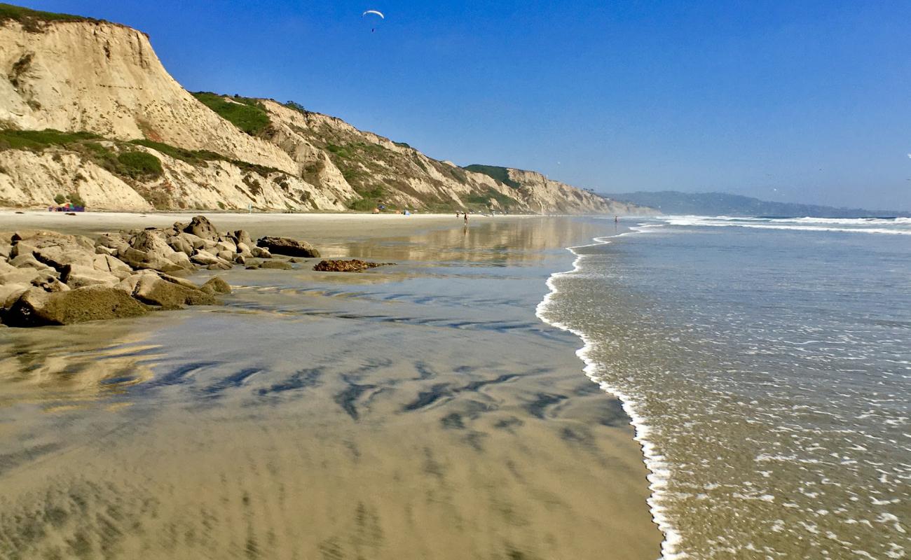 Photo de Black's beach avec sable lumineux de surface