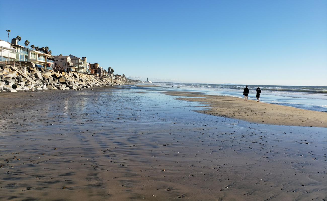 Photo de Saint Malo beach avec sable lumineux de surface