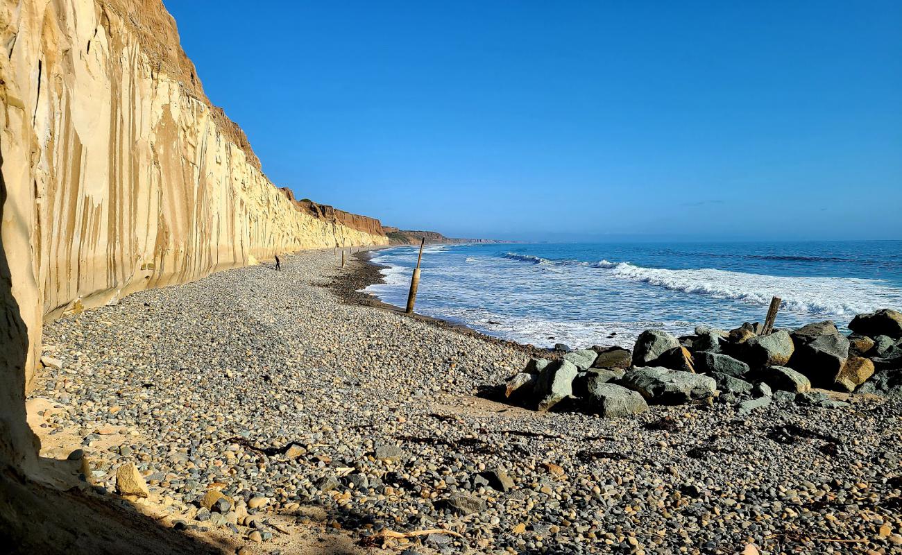 Photo de Trails beach avec sable clair avec caillou de surface