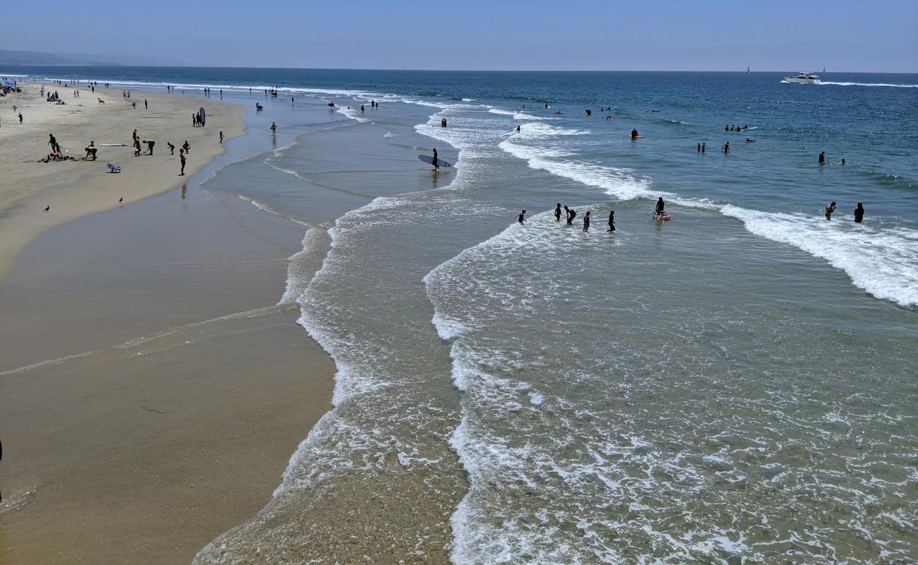 Photo de Newport Beach avec sable lumineux de surface