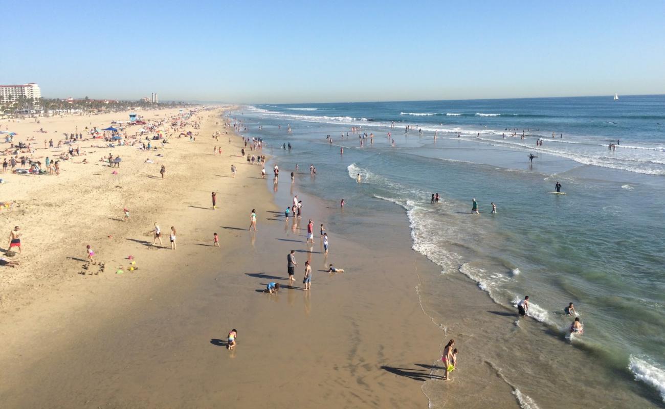 Photo de Huntington Beach avec sable lumineux de surface