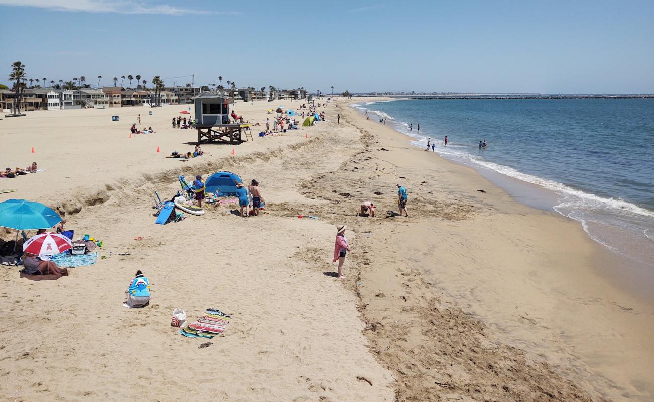 Photo de Seal Beach avec sable lumineux de surface