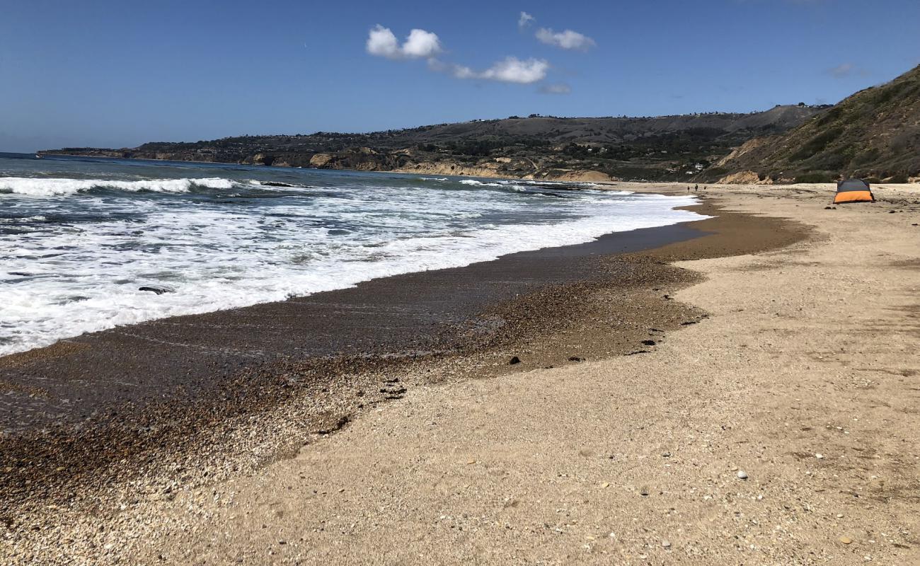 Photo de Portuguese Bend Beach avec sable clair avec caillou de surface