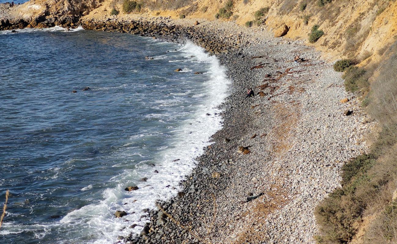 Photo de Asiri Rock beach avec sable gris avec roches de surface