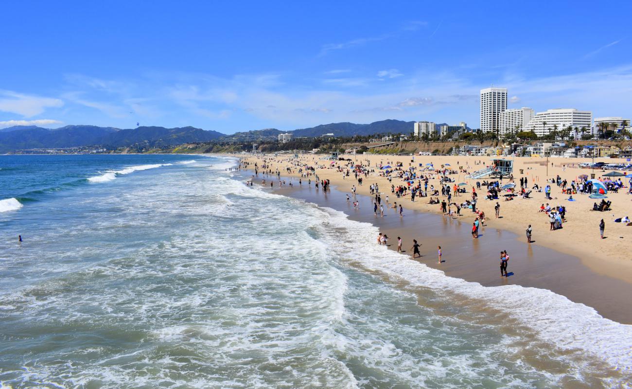 Photo de Santa Monica Beach avec sable lumineux de surface