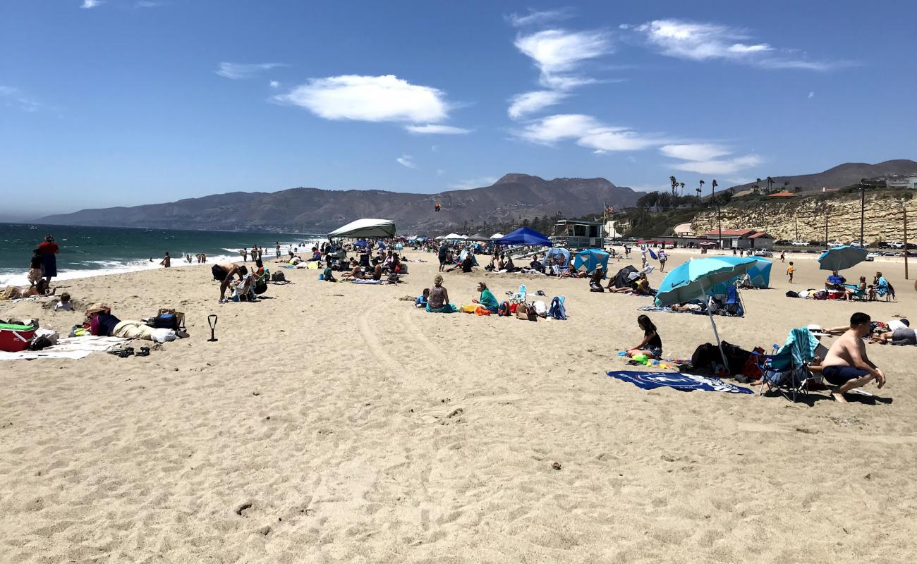 Photo de Zuma Beach avec sable fin et lumineux de surface