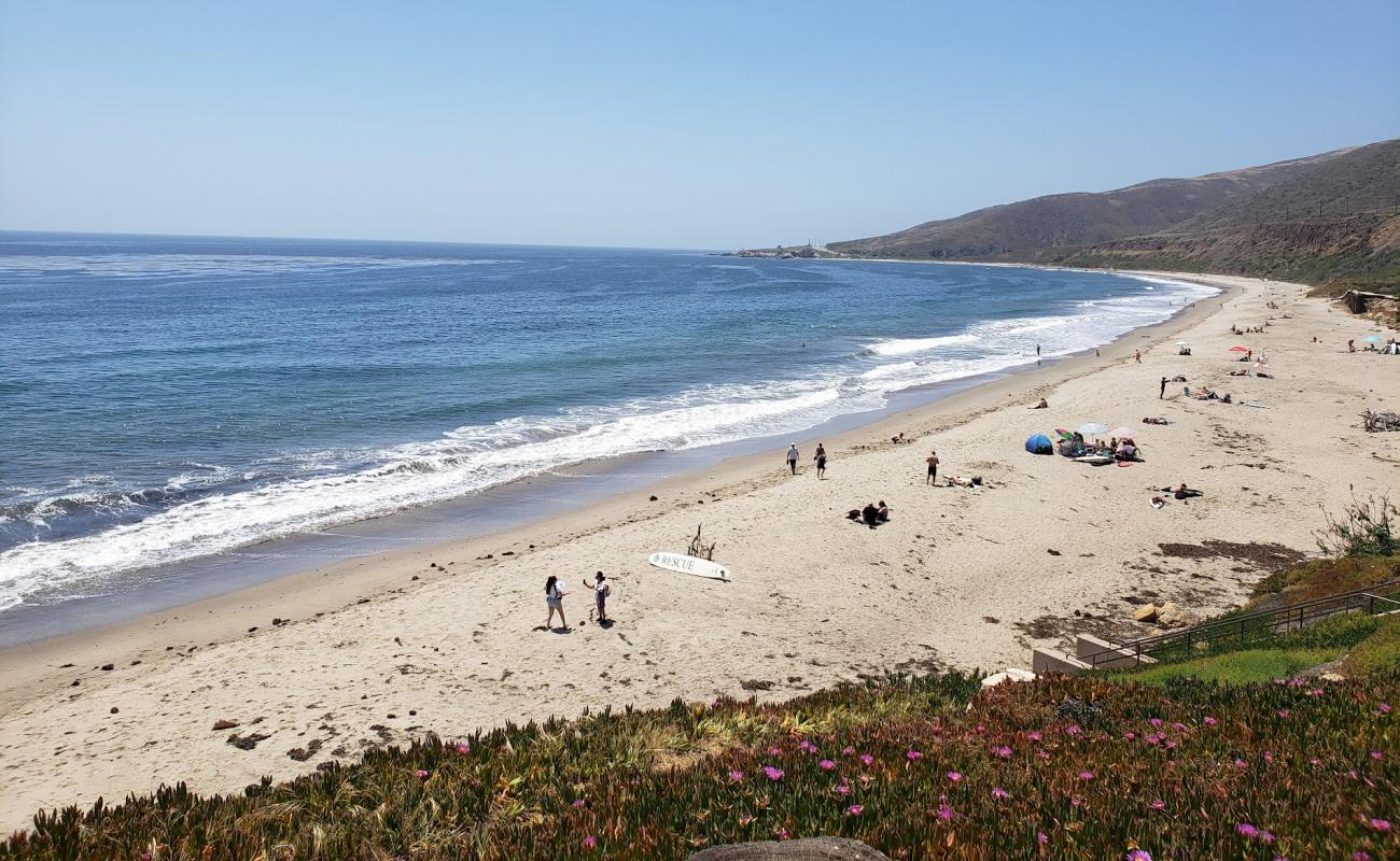 Photo de Nicholas Canyon Beach avec sable beige de surface