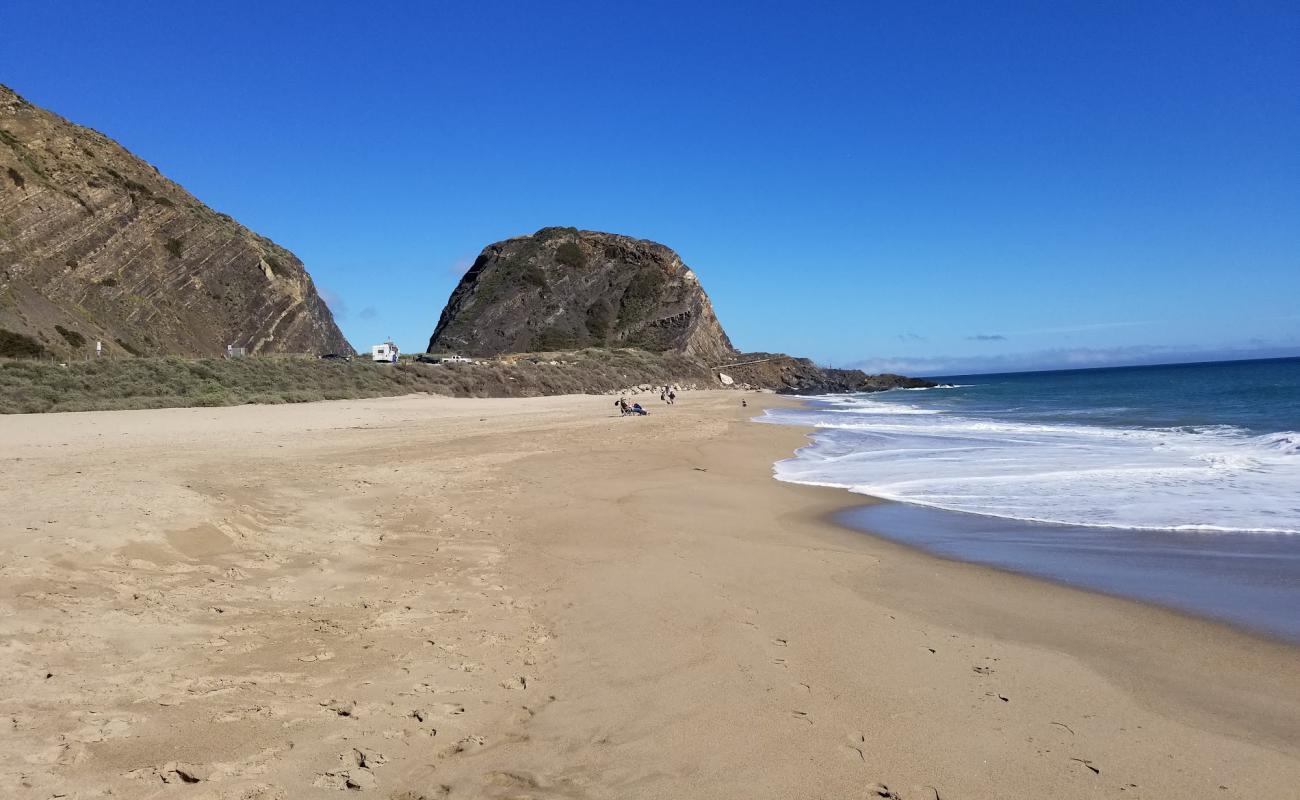 Photo de Mugu beach avec sable fin et lumineux de surface