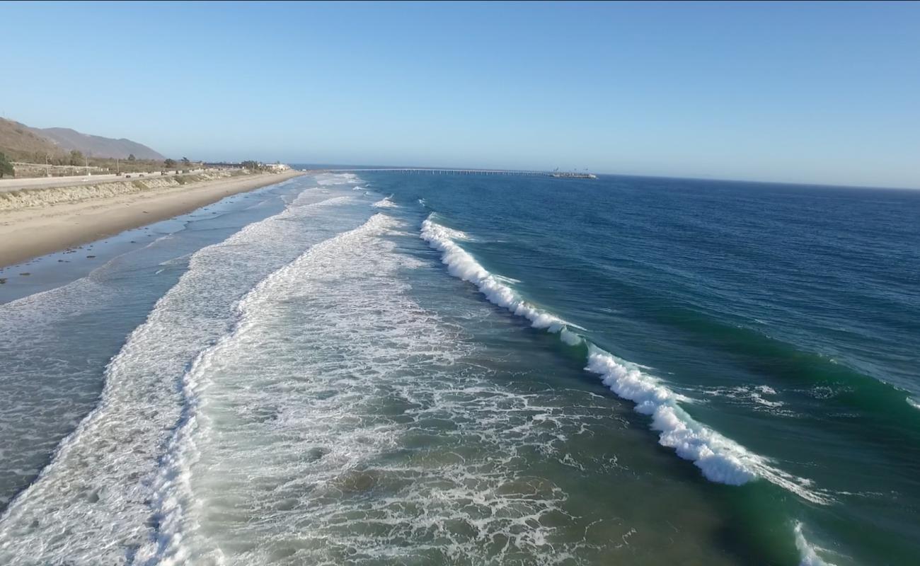 Photo de La Conchita Beach avec sable beige de surface