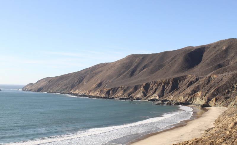 Photo de Brown's Beach avec sable beige de surface