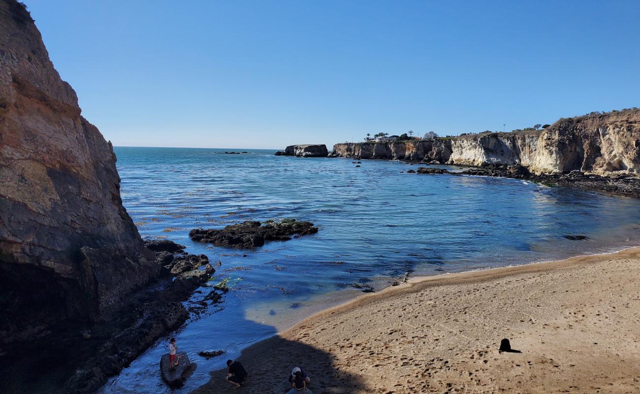 Photo de Dinosaur Caves beach avec sable beige & galets de surface