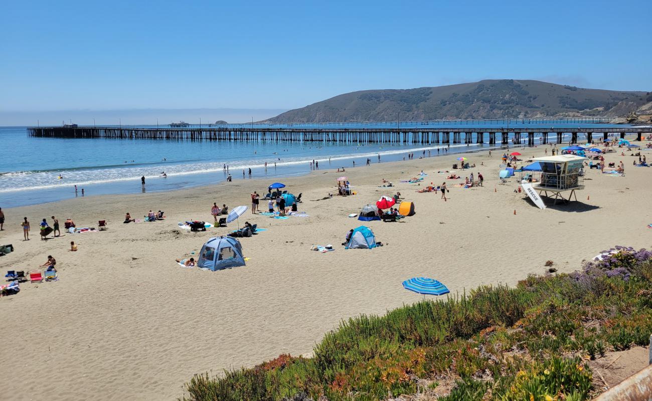 Photo de Avila Beach avec sable lumineux de surface