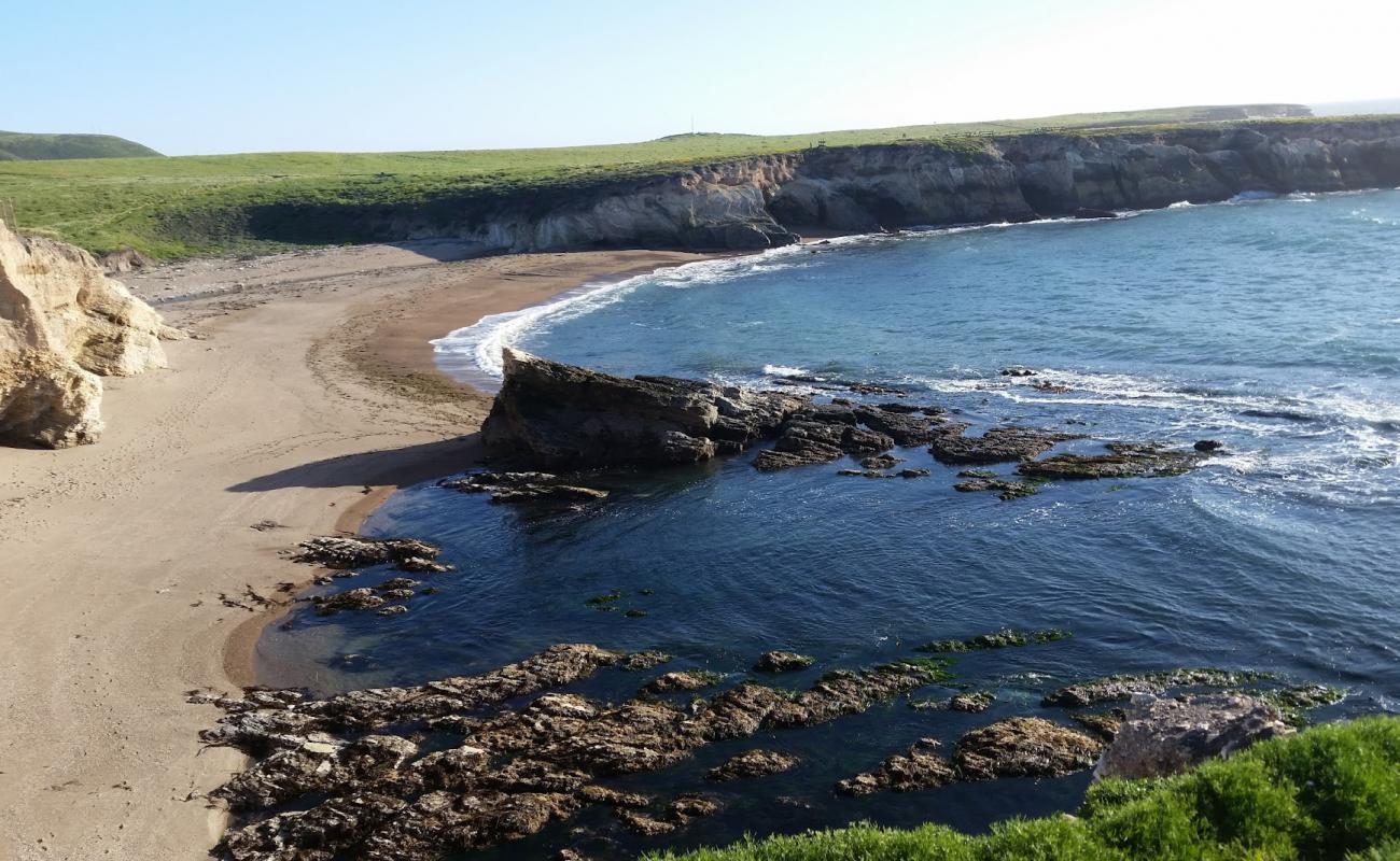 Photo de Corallina Cove Beach avec sable clair avec caillou de surface