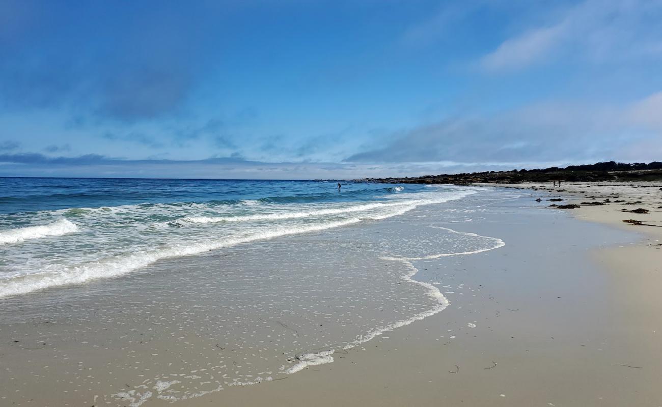 Photo de Moss Beach avec sable lumineux de surface