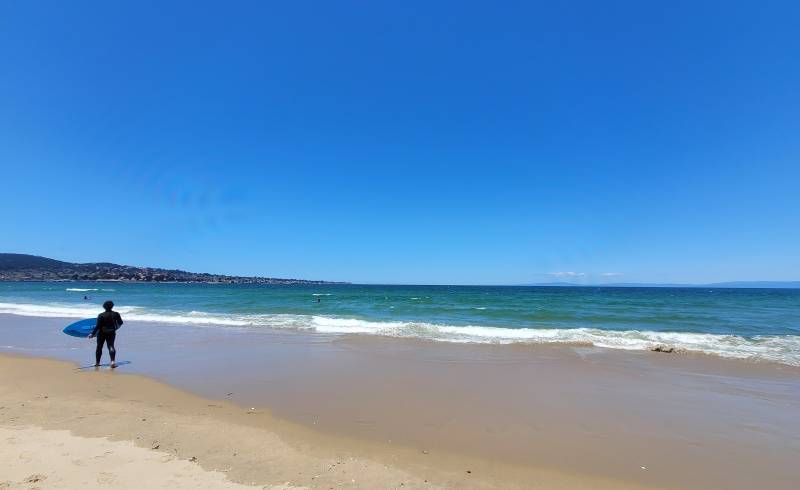 Photo de Del Monte Beach avec sable fin et lumineux de surface