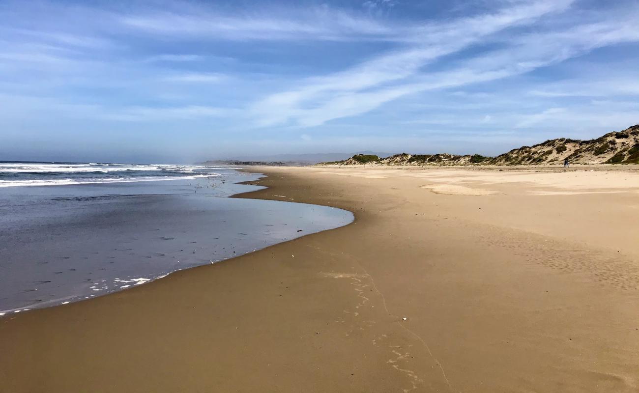 Photo de Zmudowski Beach avec sable lumineux de surface