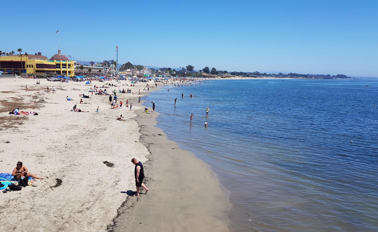 Photo de Santa Cruz Beach avec sable fin et lumineux de surface